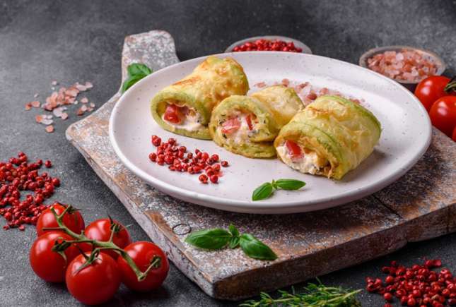 Rulouri de dovlecei cu brânză și roșii – Rețetă simplă, rapidă și delicioasă pentru vară