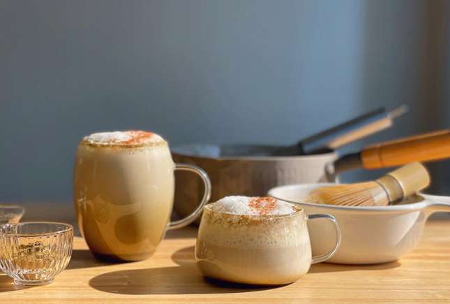 Hojicha – Ceaiul japonez prăjit care cucerește lumea. O alternativă mai blândă și aromată decât matcha