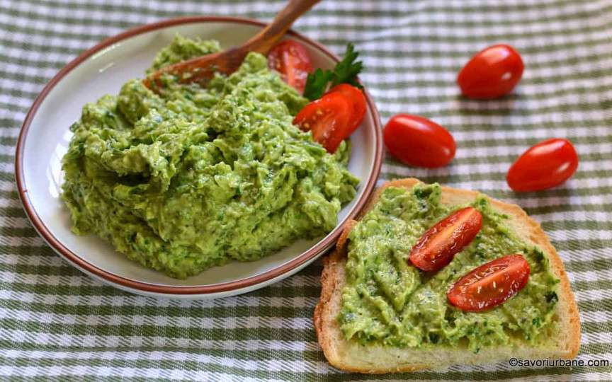 Gustă o explozie de sănătate. Rețeta delicioasă de avocado cu roșii, iaurt și usturoi