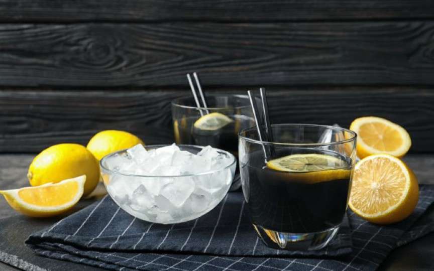 Ați știut de limonada neagră? Beneficiile limonadei cu cărbune medicinal