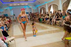 DEFILARE INCENDIARĂ cu mămici şi fiice în costume de plajă!