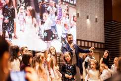 6 familii cu tripleți și cvadrupleți vor fi ajutate la Crăciunul Copiilor 2019. Iată ce cadouri generoase vor primi!
