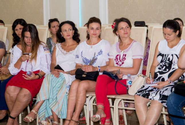Zeci de mame îmbrăcate în ii s-au adunat la Şezătoare!