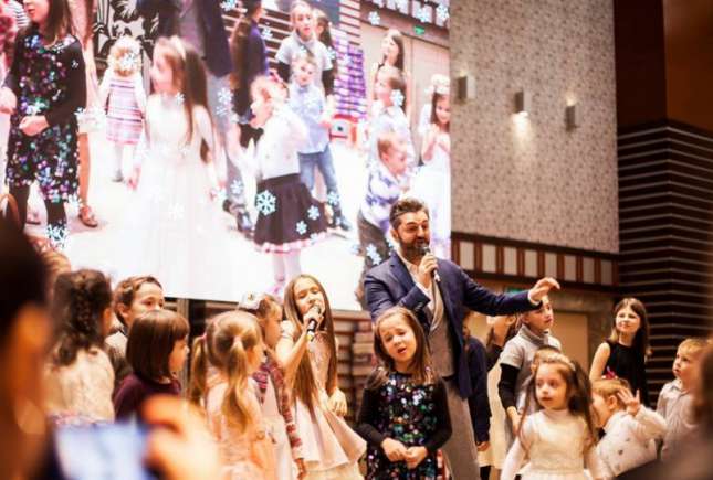 6 familii cu tripleți și cvadrupleți vor fi ajutate la Crăciunul Copiilor 2019. Iată ce cadouri generoase vor primi!