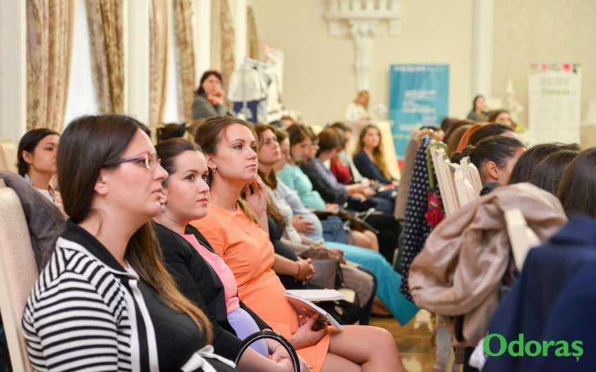 De-i frig, de plouă, de bate vântul... mamele se adună la Şezătoare!