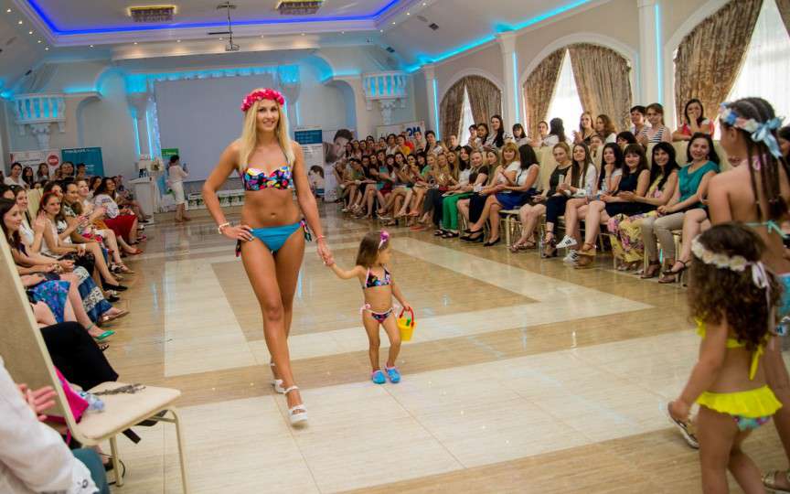 DEFILARE INCENDIARĂ cu mămici şi fiice în costume de plajă!