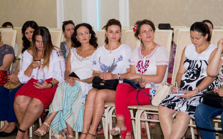 Zeci de mame îmbrăcate în ii s-au adunat la Şezătoare!