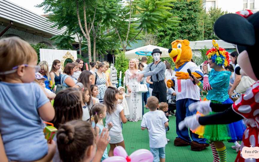 La petrecerea dată de Odoraș s-au distrat pe cinste și mamele, și copiii!