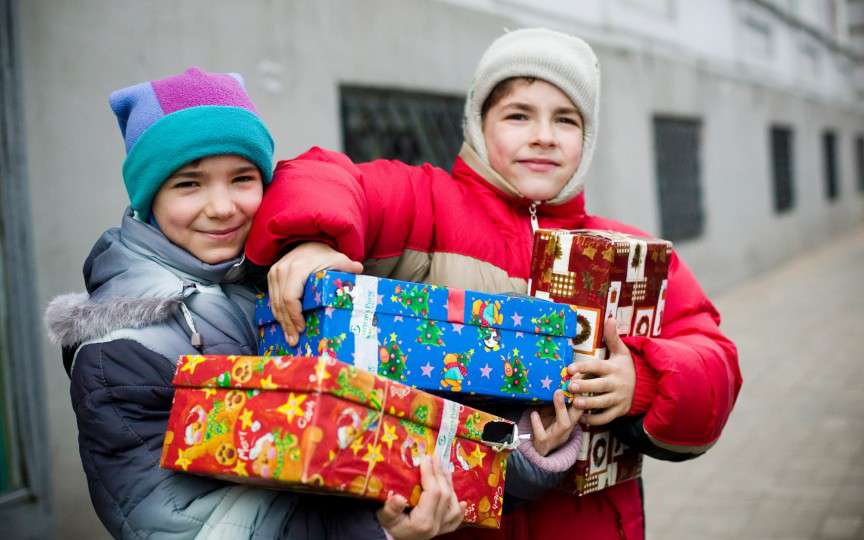 CAMPANIE: Oferă un cadou într-o cutie de pantofi!