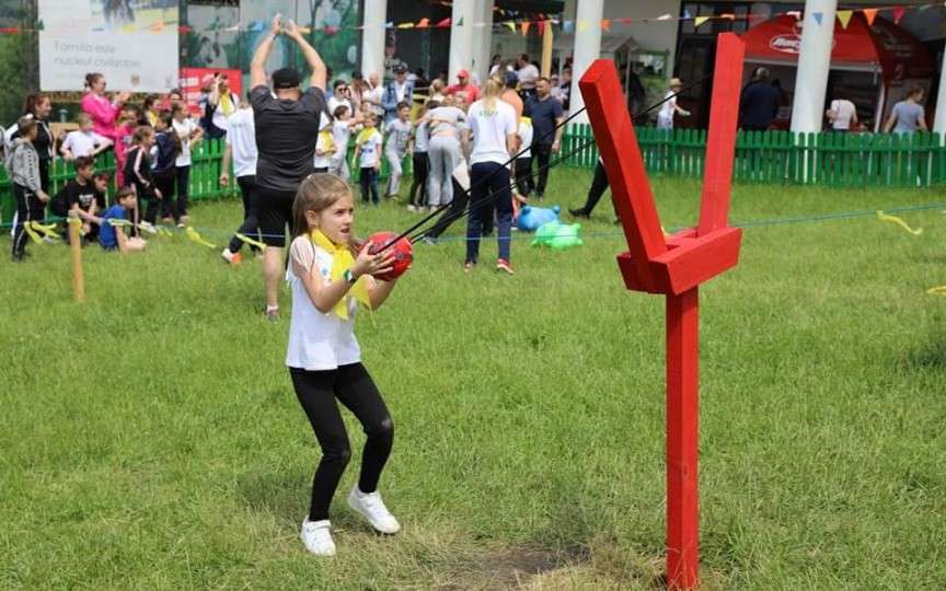 Zeci de jocuri distractive GRATUITE pentru copii la starturile vesele „Familia mea”