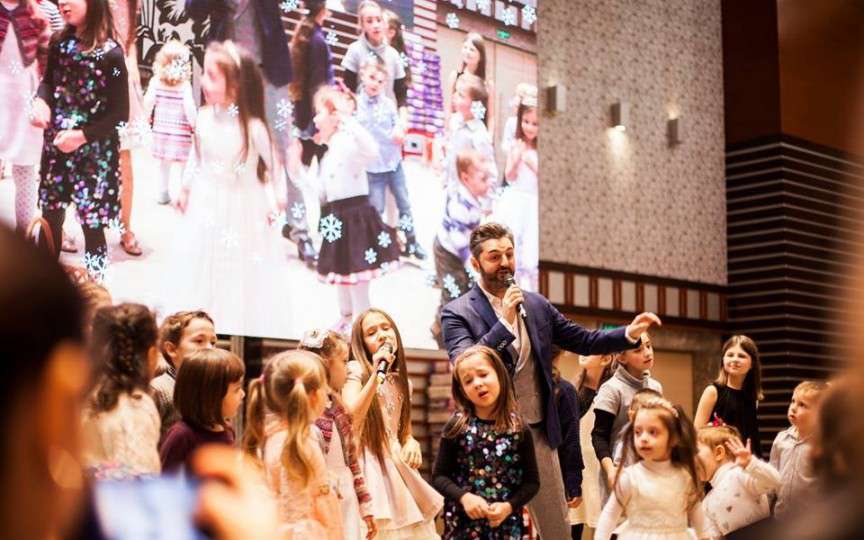 6 familii cu tripleți și cvadrupleți vor fi ajutate la Crăciunul Copiilor 2019. Iată ce cadouri generoase vor primi!