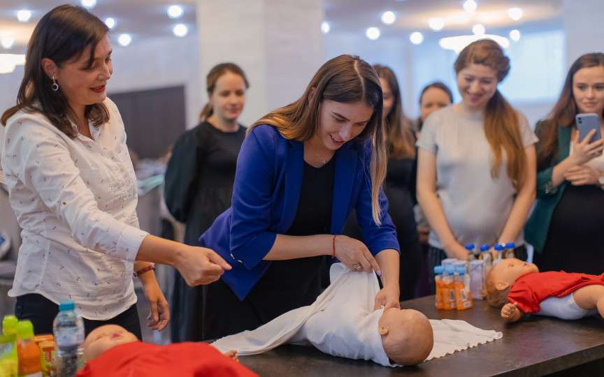 Festivalul Gravidelor: „De ce bebelușii vor non-stop în brațe la mami?”
