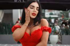 Model cu talie de 45 cm, de peste 1 million dolari, criticată pentru corsetul purtat 23 de ore pe zi
