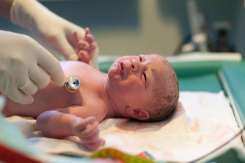 Primul copil născut de o femeie cu uter transplantat: o premieră medicală