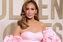 Jennifer Lopez, ținută provocatoare pe covorul roșu. Vedeta face furori la 55 de ani