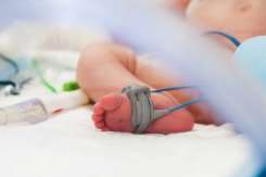 Bebeluș de doar 2 luni, bătut până la comă de mama, cadru militar. Femeia a fost arestată preventiv