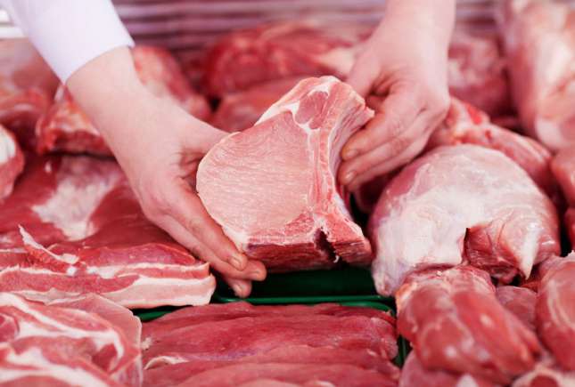 Excesul de carne roșie crește riscul de cancer colorectal – Studii recente și recomandări pentru prevenire