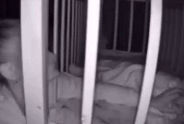 Imagini cutremurătoare: Mamă surprinsă în timp ce își agresează copilul