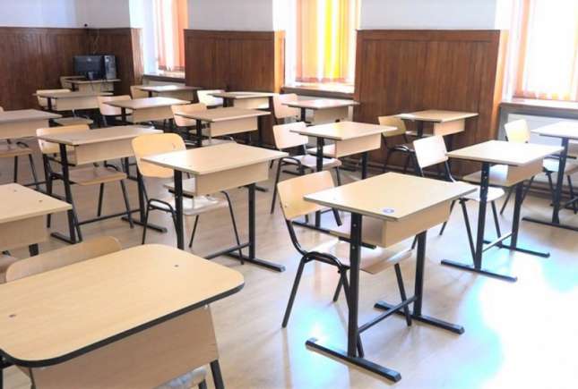 Mâncare neconformă la un liceu din capitală. 20 de elevi au ajuns la spital