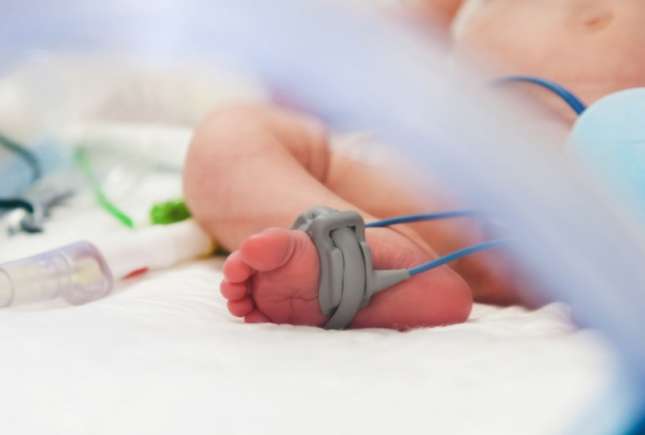 Bebeluș de doar 2 luni, bătut până la comă de mama, cadru militar. Femeia a fost arestată preventiv