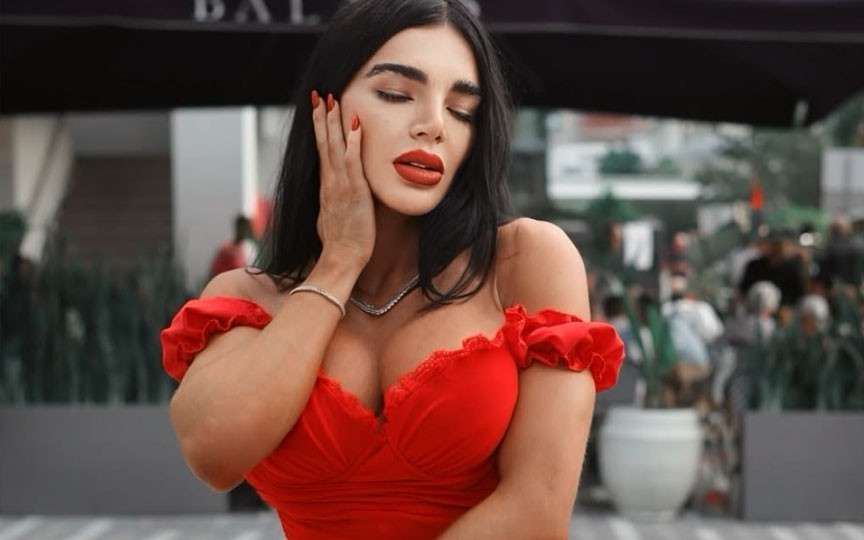 Model cu talie de 45 cm, de peste 1 million dolari, criticată pentru corsetul purtat 23 de ore pe zi
