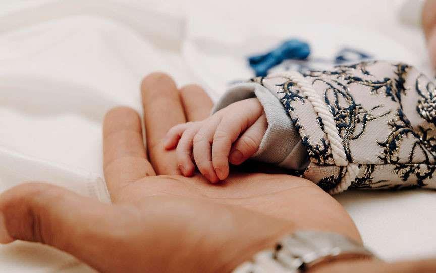 Opt bebeluși cu ADN corectat s-au născut în Marea Britanie – o premieră medicală