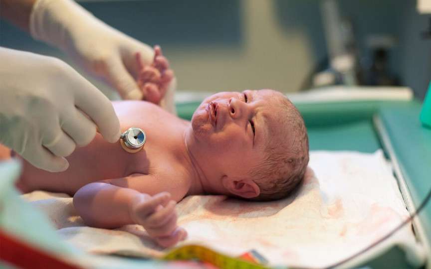 Primul copil născut de o femeie cu uter transplantat: o premieră medicală