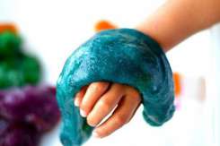 Jucării sănătoase făcute acasă: Noroi elastic colorat