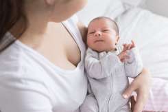 8 moduri de a ajuta, cu adevărat, o proaspătă mămică