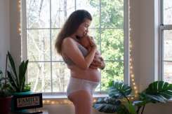Pentru proaspetele mămici care nu-și recunosc în oglindă corpul postpartum