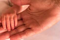 În lume un copil moare la fiecare 4,4 secunde. Ce determină șansa de supraviețuire?
