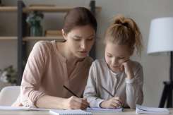 Cum motivăm copilul să-și facă temele? 6 sfaturi practice