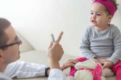 Cum îți înveți copilul să-și denumească părțile corpului