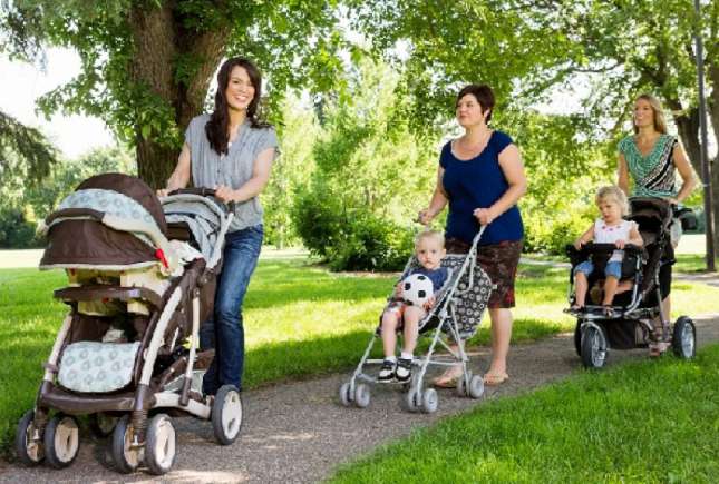 Un bărbat vorbește sarcastic despre femeile atotștiutoare, care oferă sfaturi nesolicitate mamelor