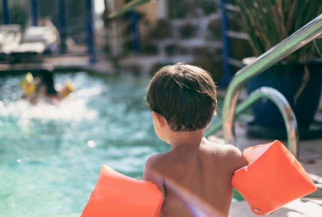 Instructorul de înot ne explică de ce pernițele plutitoare folosite la piscină pot fi periculoase pentru copii