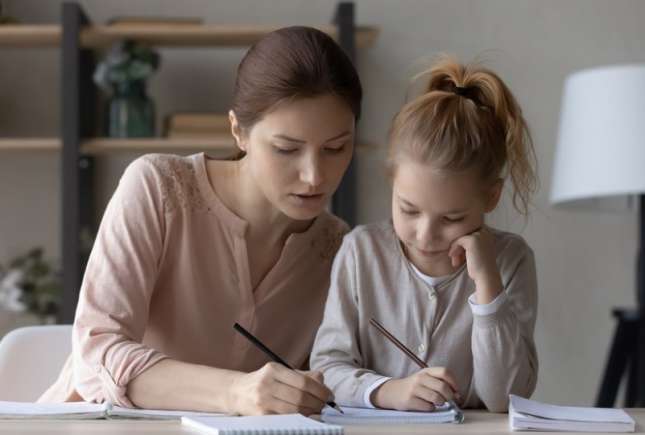 Cum motivăm copilul să-și facă temele? 6 sfaturi practice