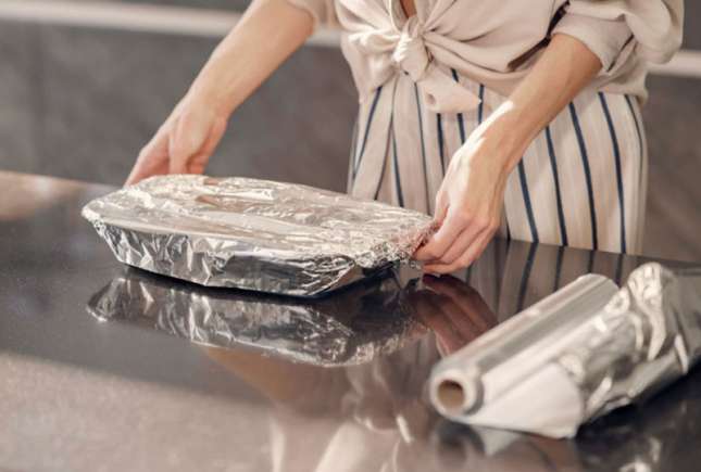 7 alimente pe care NU trebuie să le gătești în folie de aluminiu. Avertisment pentru sănătate!