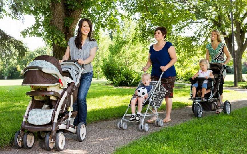 Un bărbat vorbește sarcastic despre femeile atotștiutoare, care oferă sfaturi nesolicitate mamelor