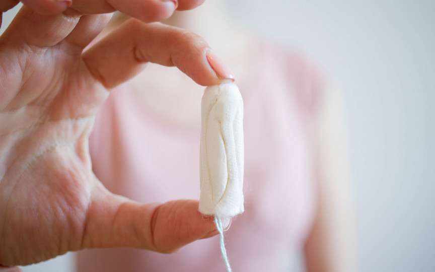 Folosirea tamponului pe timpul nopții – riscurile la care te supui