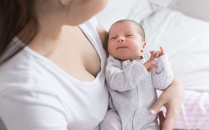 8 moduri de a ajuta, cu adevărat, o proaspătă mămică