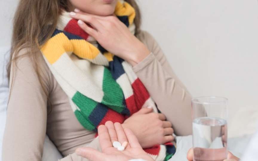 Durerea în gât, răgușeala sau mâncărimea, primele semne de infecție respiratorie. Cum previi agravarea simptomelor