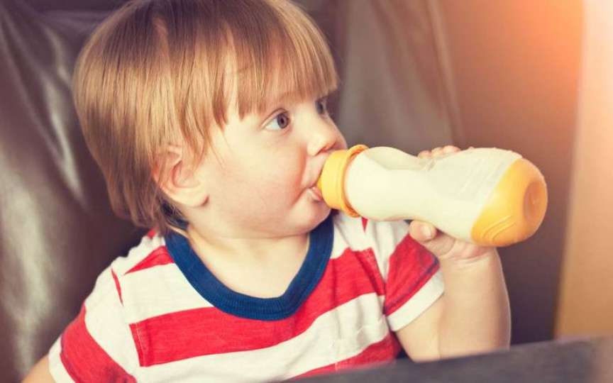 Copilul de 3 ani încă mai folosește biberonul? Iată ce trebuie să știi