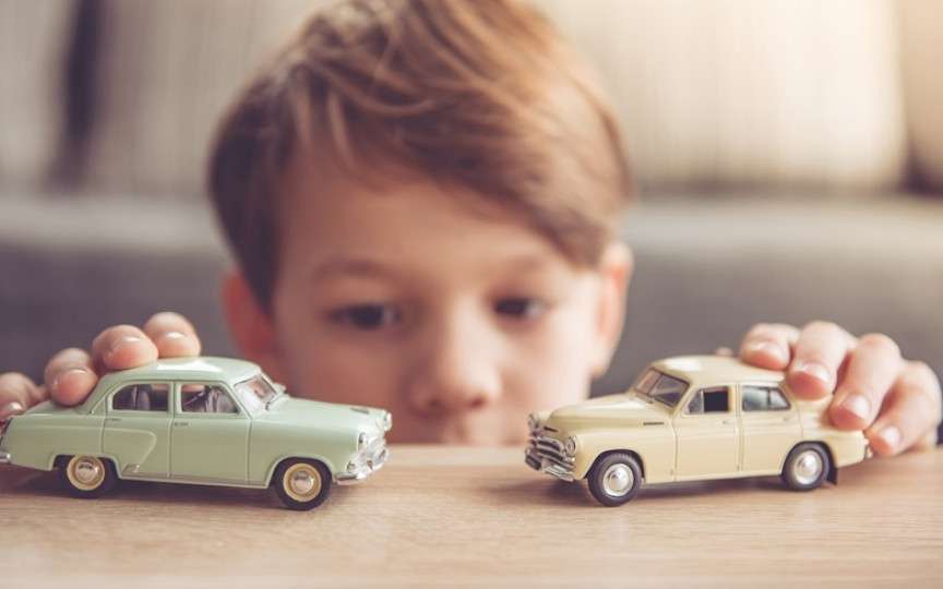 Obsesiile pentru mașini, camioane sau dinozauri îi fac pe copii mai isteți