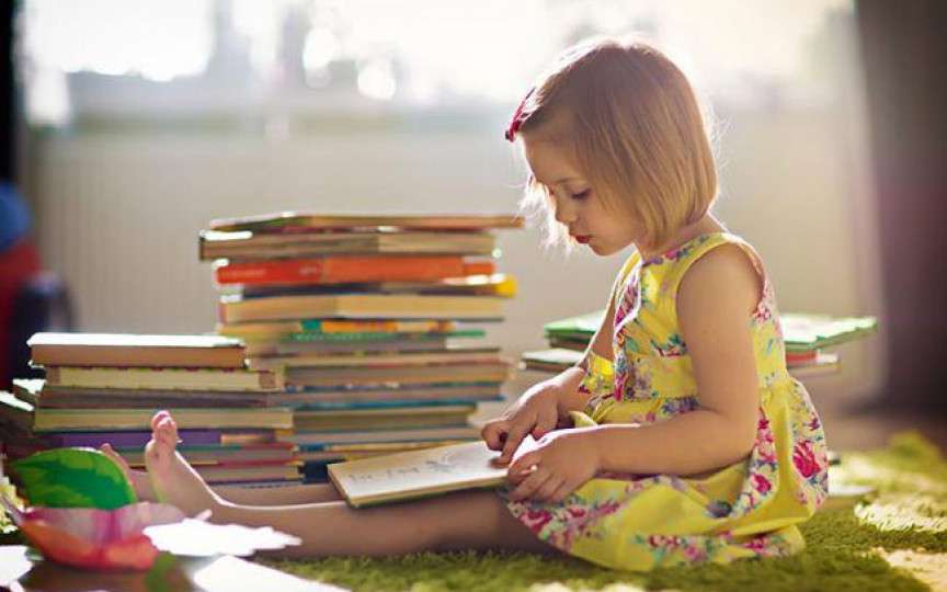 Cum să-ți faci copilul să citească. 5 soluții de la Alfie Kohn