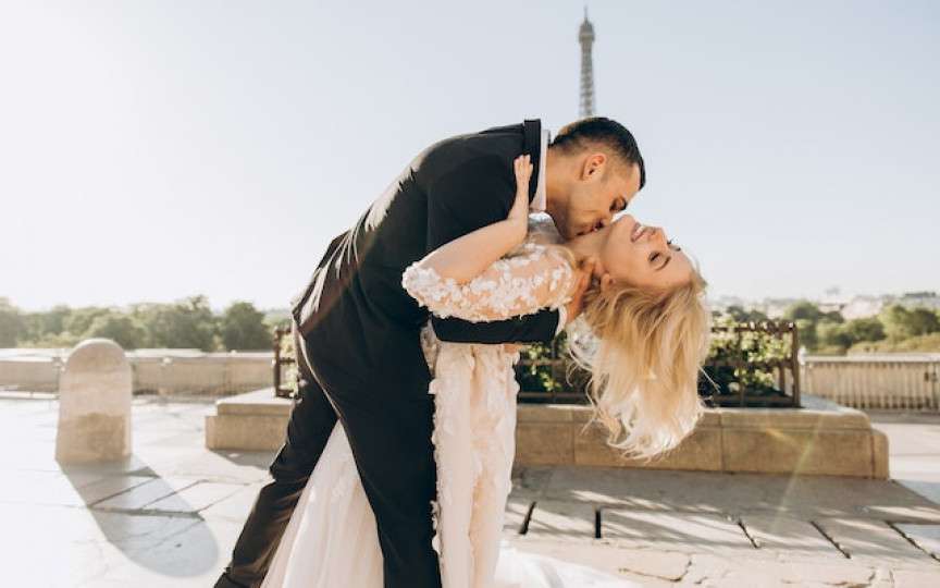 Ce accesorii sunt cele mai potrivite pentru o ținută vestimentară feminină și romantică?