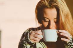 Cu cât timp înainte de culcare ar trebui să bei ultima cafea?