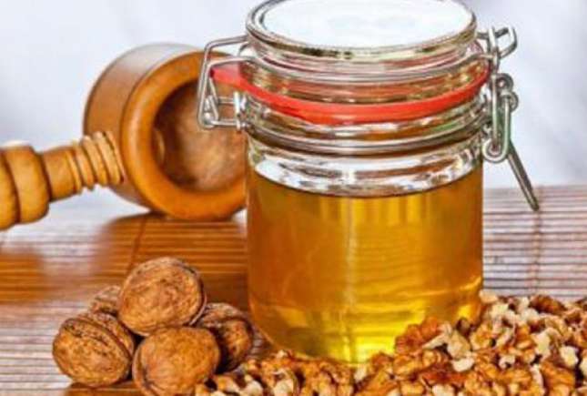 Nucile în miere sunt un remediu puternic. Vezi ce beneficii pentru organism au