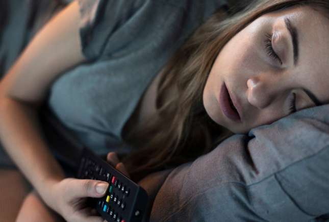 Dormitul cu televizorul pornit: un obicei aparent inofensiv care îți distruge somnul și sănătatea