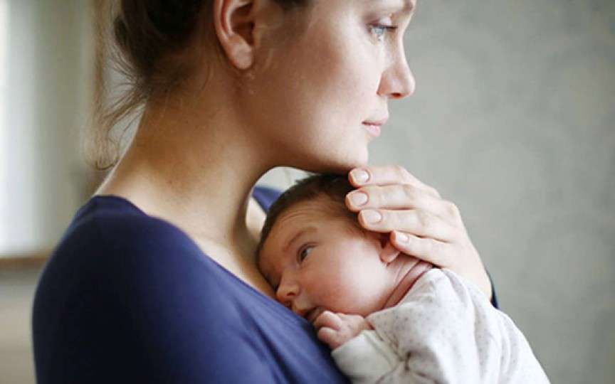 Psihoterapeut: Depresia postnatală este favorizată de cezariana făcută în situațiile de urgență