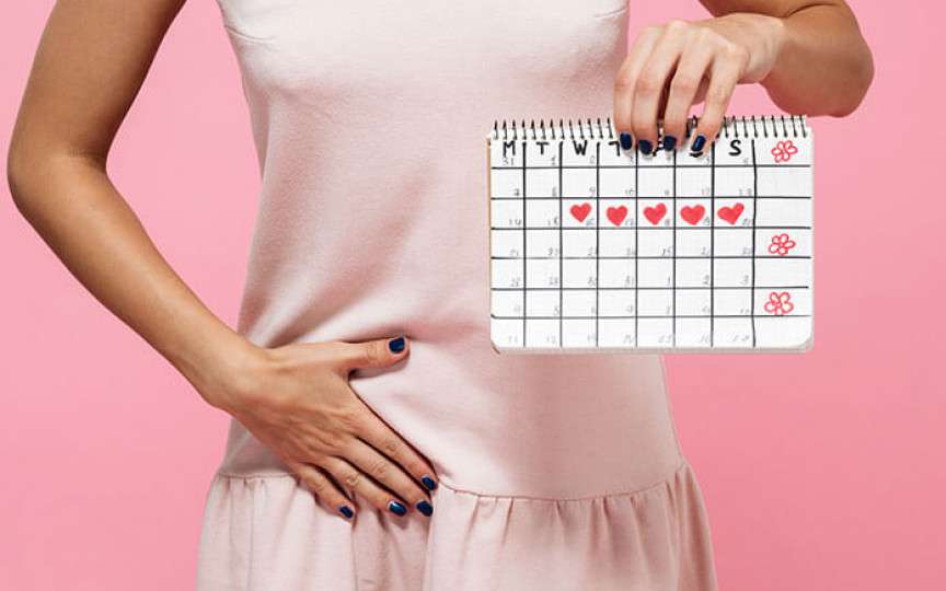 De ce adaugi în greutate când ești la menstruație?